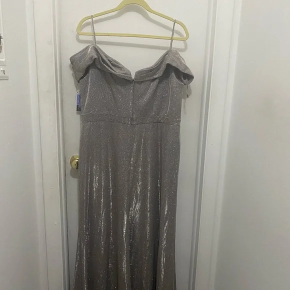 Morgan & Co. Dress - Picture 3 of 7